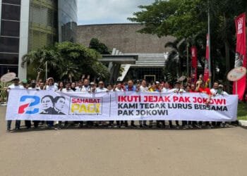 Bentangkan Spanduk Besar, Sahabat Pagi Tegaskan Dukungan kepada Presiden Jokowi