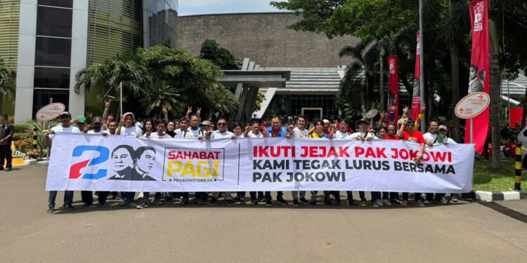 Puluhan anggota relawan Sahabat Prabowo-Gibran membentangkan spanduk besar dukungan kepada Presiden Jokowi, di Sentul Convention Center, Bogor, Jawa Barat, Minggu (21/01/2024).(Foto:IstanaGaruda.com)