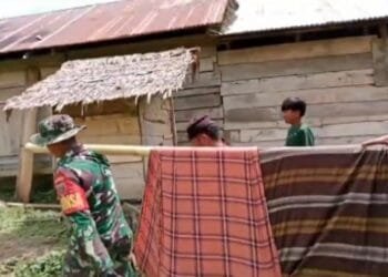 TNI dari Koramil 1404-04/Malunda Tandu Warga yang Sakit Sejauh 10 Kilometer