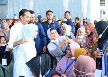 Senangnya Presiden dan Ibu Negara Melayani Swafoto dengan Emak-emak di Cilacap
