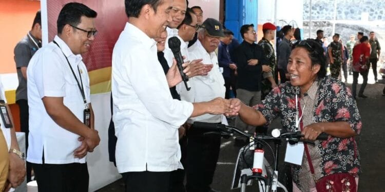 Seorang emak-emak di Bitung, Sulawesi Utara, tampak begitu gembira setelah mendapatkan hadiah sepeda dari Presiden Jokowi, Jumat (23/02/2024).(Foto:X@jokowi)