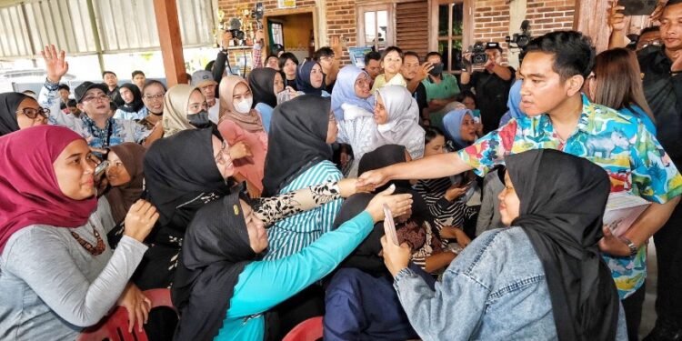 Emak-emak bersalaman dengan Cawapres nomor 2 Gibran Rakabuming Raka pada acara sosialisasi program makan siang gratis di Depok Jawa Barat, Jumat (02/02/2024).(Foto:X@gibran_tweet)
