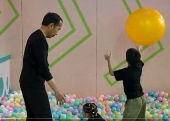 Malam Mingguan, Jokowi Temani Dua Cucunya Bermain di Mall Jakarta