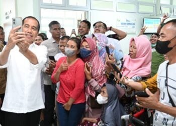 Ketika Jokowi Sapa dan Selfie dengan Pasien Rumah Sakit di Klaten