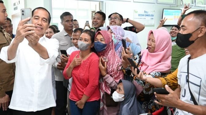 Ketika Jokowi Sapa dan Selfie dengan Pasien Rumah Sakit di Klaten