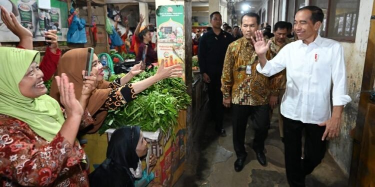Presiden Jokowi menyapa emak-emak pedagang di Pasar Wonogiri, Jawa Tengah, Kamis (01/02/2024).(Foto:X@jokowi)