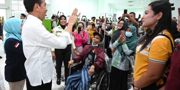 Presiden Jokowi menyapa dan berselfie dengan sejumlah pasien rumah sakit di Klaten, Jawa Tengah, Rabu (31/01/2024).(Foto:Xjokowi)