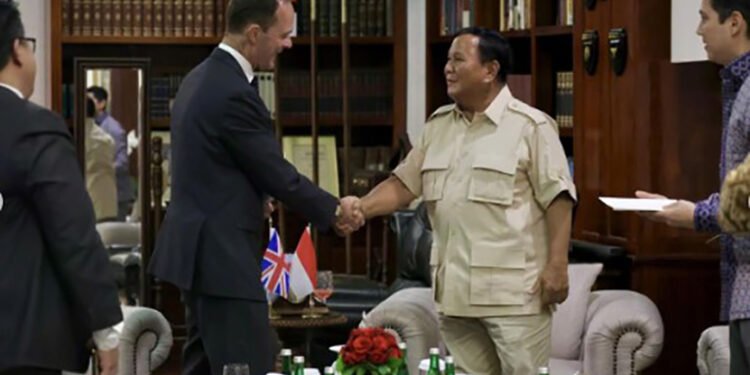 Prabowo Subianto menerima surat ucapan selamat dari PM Inggris Rishi Sunak, yang diserahkan oleh Dubet Inggris Dominic Jermey.(Foto:IG@prabowo)