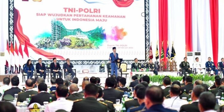 Presiden Jokowi memberi sambutan pada acara penganugerahan pangkat Jenderal TNI Kehormatan kepada Prabowo Subianto dalam Rapat Pimpinan TNI-Polri di Markas Besar (Mabes) TNI, Cilangkap, Rabu pagi (28/2/224).(Foto:X@jokowi)