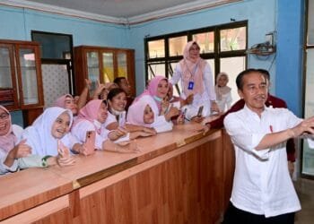 Riangnya Nakes di RS Tebing Tinggi Saat Berselfie dengan Presiden Jokowi