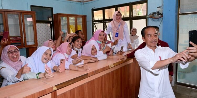 Presiden Jokowi yang dikenal sangat merakyat, berkenan berselfie dengan para tenaga kesehatan (nakes) di RS Tebing Tinggi pada kunjungan kerja di Sumatera Barat, Rabu (07/02/2024).(Foto:X@jokowi)
