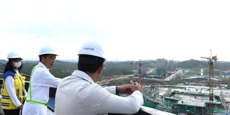 Presiden Jokowi memantau dari jauh pembangunan IKN dari atas Istana Garuda yang merupakan lokasi Kantor Presiden di Istana Kepresidenan Ibu Kota Nusantara (IKN), Kabupaten Penajam Paser Utara, Provinsi Kalimantan Timur.(Foto: Setkab RI)
