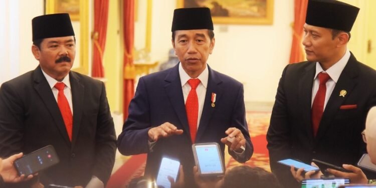 Presiden Jokowi memberikan keterangan pers usai pelantikan Hadi Tjahjanto dan AHY, Rabu (21/02/2024).(Foto:Setkab RI)