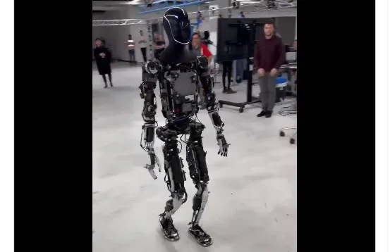 Robot Optimus buatan Tesla dipamerkan Elon Musk.(Foto:X@elonmusk)