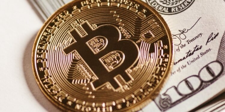Ilustrasi Bitcoin dan mata uang Dolar.(Foto:Pexels)