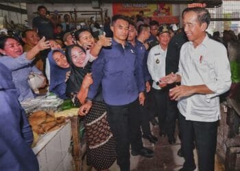 Senangnya Emak-emak Bertemu Langsung dengan Presiden Jokowi di Pasar Gelugur