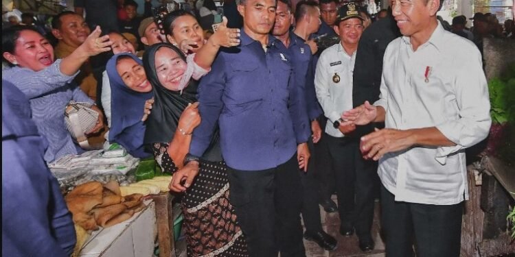 Emak-emak terlihat begitu gembira dapat bertemu langsung dengan Presiden Jokowi saat berkunjung di Pasar Gelugur, Sumatera Utara, Jumat (15/03/2024).(Foto:X@jokowi)