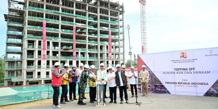 Presiden Jokowi melakuakn Topping Off terhadap 12 tower hunian ASN yang akan bertugas di Ibukota Nusantara.(Foto:X@jokowi)