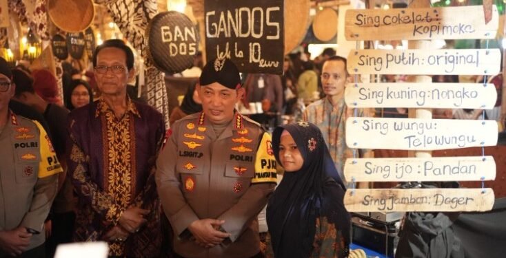 Kapolri Jenderal Listyo Sigit Prabowo bersama Gubernur DIY Sri Sultan Hamengku Buwono X usai pembukaan Pasar Kangen Wiwitan Pasa #2, Kamis (07/03/2024).(Foto:Humas Polri)