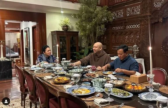 Prabowo Subianto mengunggah foto buka puasa bersama dengan istri dan anaknya Titiek Soeharto dan Didit Prabowo.(Foto:IG@prabowo)