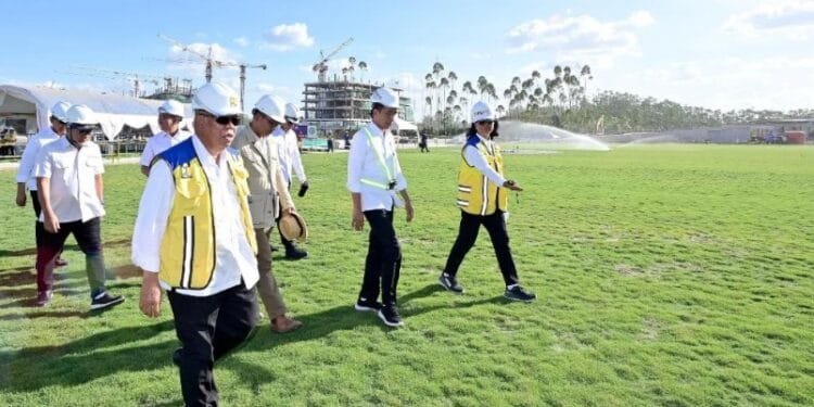 Presiden Jokowi meninjau lapangan upacara di IKN, Kamis (29/02/2024).(Foto:X@jokowi)