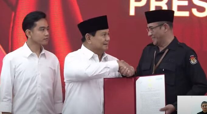 Prabowo Subianto-Gibran Rakabuming Raka menerima Surat Keputusan KPU RI tentang penetapan keduanya sebagai Presiden dan Wakil Presiden Terpilih pada Pemilu 2024.(KPU RI-Youtube)