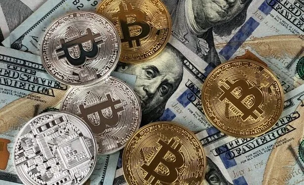 Ilustrasi uang Dollar dan kripto.(Pexels)