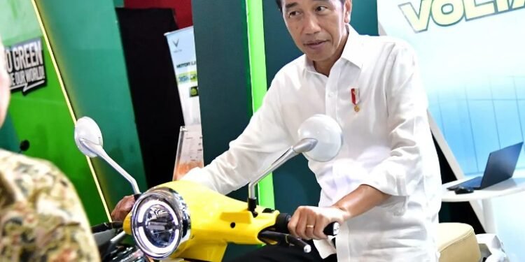 Presiden Jokowi mencoba sepeda motor listrk di ajang Pameran Kendaraan Listrik Periklindo.(X@jokowi)
