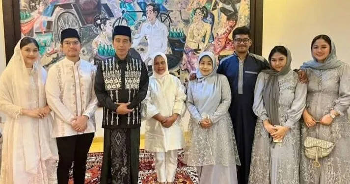 Sofiatun Gudono dan keluarga berpose bersama Presiden RI Joko Widodo dan Ibu Negara Iriana Joko Widodo pada Idul Fitri 1445H baru-baru ini.(Foto:istanaGaruda.com)