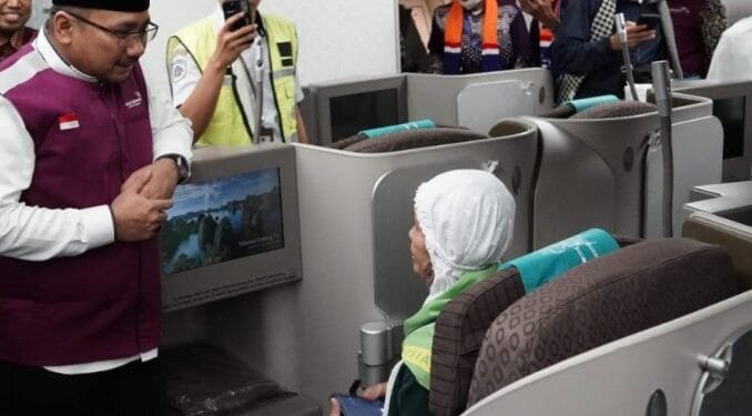 Menteri Agama Yaqut Cholil Qoumas melepas keberangkatan 388 jemaah haji kloter pertama Embarkasi Jakarta – Pondok Gede, di Bandara Soekarno-Hatta, Tangerang, Banten, Minggu (12/5/2024) dini hari.(Setkab RI)