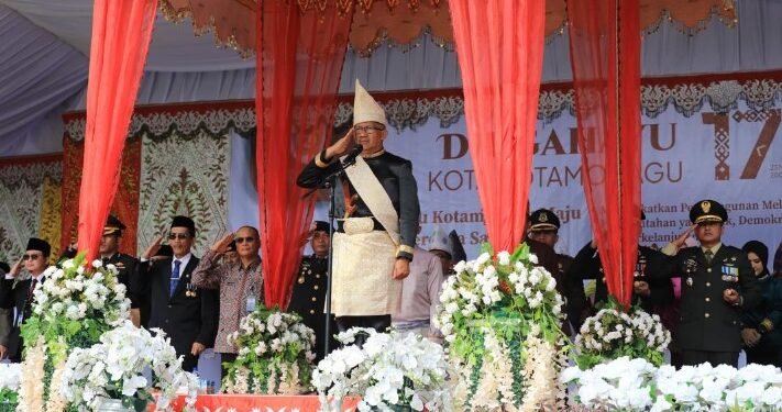Pj Walikota Kotamobagu Dr Asripan Nani menjadi Inspektur Upacara Peringatan HUT Kotamobagu ke-17 di Lapangan Boki Hotinimbang, Senin (27/05/2024).(Foto: Pemkot KK)
