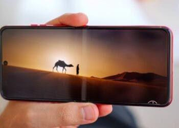 RAZR 50 Ultra: Kejutan Spesifikasi Flagship Lipat Terbaru Motorola!