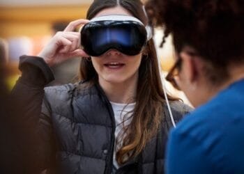 Apple Tunda Vision Pro 2, Prioritaskan Headset AR Murah untuk Semua!