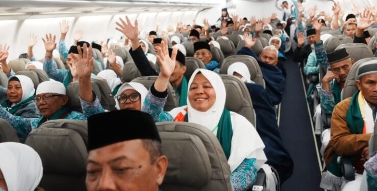 Jemaah Haji Indonesia di pesawat.(Kemenag)