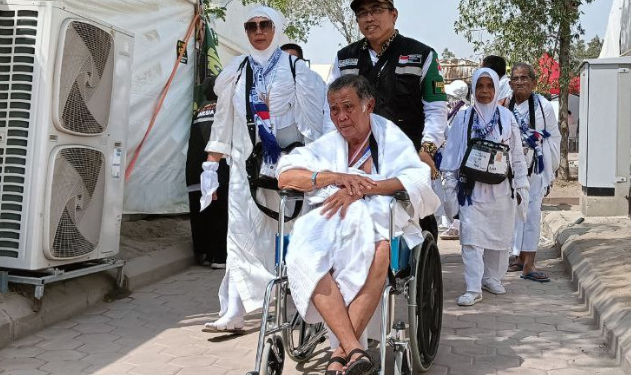 Jemaah Haji saat tiba di Arafah, menuju tenda-tenda tempat mereka akan wukuf.(Kemenag)