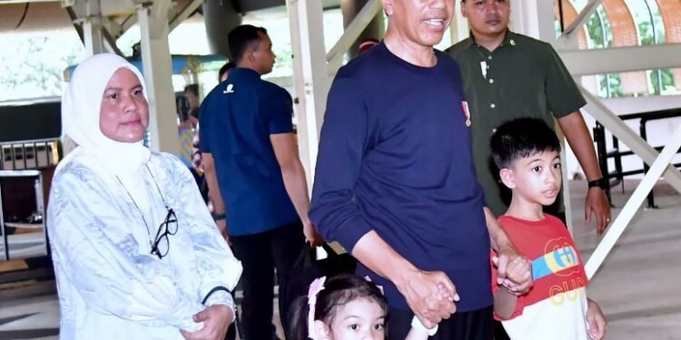Presiden Jokowi dan Ibu Negara Iriana Joko Widodo bersama cucu liburan di TMII, Sabtu (08/06/2024).(X@jokowi)