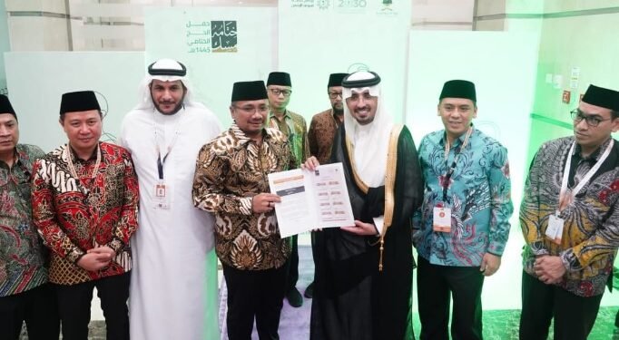 Menag Yaqut terima surat pemberitahuan kuota haji 2025 dari Wakil Kementerian Haji dan Umrah Saudi 'Ayed Al Ghuwainim.(Kemenag RI)