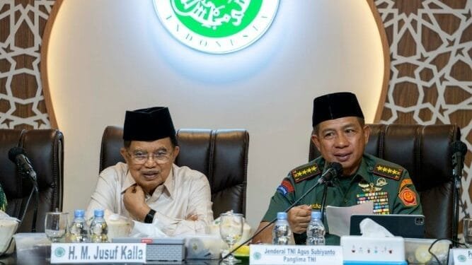 Panglima TNI Jenderal Agus Subiyanto (kanan) dan Jusuf Kalla (kiri).(Puspen TNI)