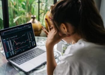 Analis Sebut Musim Altcoin Masih Jauh: Butuh ‘Penyerahan Massal’ atau Konsolidasi Panjang