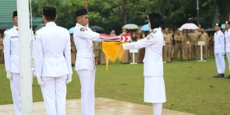 Paskibraka sedang mengibarkan Bendera Merah Putih.(IstanaGaruda.com)