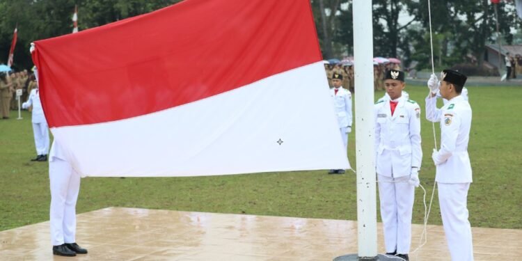 Paskibraka sedang mengibarkan bendera Merah Putih.(IstanaGaruda.com)