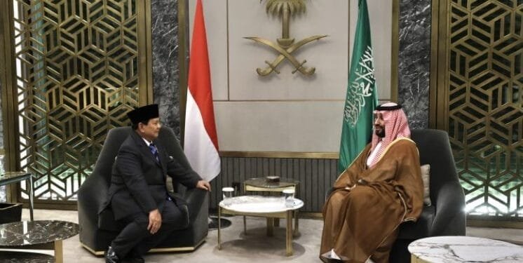 Prabowo Subianto saat bertemu putra mahkota Arab Saudi, Muhammad bin Salman (MBS).(Kemhan RI)