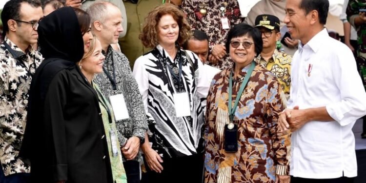 Presiden Joko Widodo berbincang dengan sejumlah duta besar dan pemimpin lembaga internasional saat meresmikan Persemaian Mentawir, Selasa (04/06/2024).(Foto: Setkab RI)