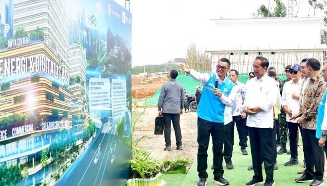 Presiden Joko Widodo melakukan peletakan batu pertama pembangunan PLN HUB di Kawasan IKN, Rabu lalu (05/06/2024).(Foto: Setkab RI)