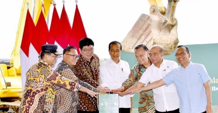 Presiden Joko Widodo melakukan peletakan batu pertama atau groundbreaking pembangunan Sekolah Islam Al-Azhar Summarecon Nusantara, Selasa (04/06/2024).(Foto:Setkab RI)