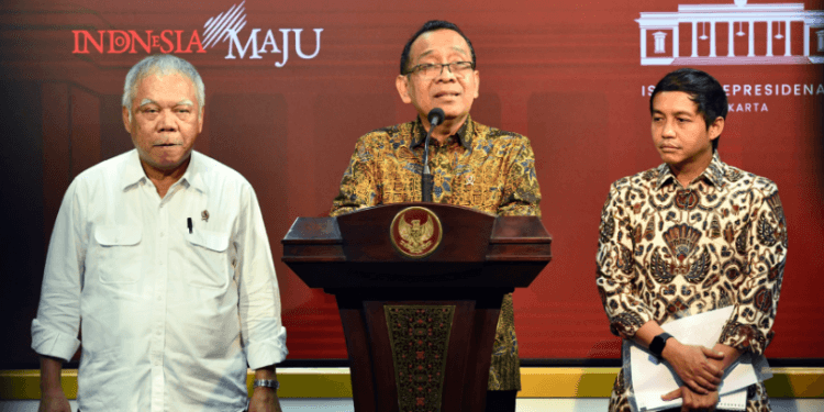 Menteri Sekretaris Negara Pratikno (Tengah) saat mengumumkan Pelaksana Tugas (Plt) Kepala dan Wakil Kepala Otorita IKN, Senin (03/06/2024).(Setkab RI)