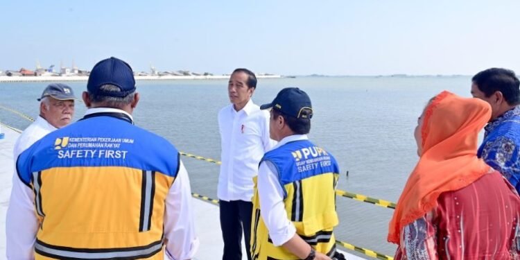 Presiden Jokowi saat meninnjau proyek pengendalian banjir rob di Tambak Lorok, Kota Semarang, Jawa Tengah, Senin (17/06/2024).(Setkab RI)