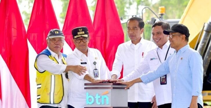 Presiden RI Joko Widodo meletakkan batu pertama (ground breaking) Pembangunan Gedung Kantor PT Bank Tabungan Negara Persero Tbk, di kawasan IKN, Rabu (05/06/2024).(Setkab RI)
