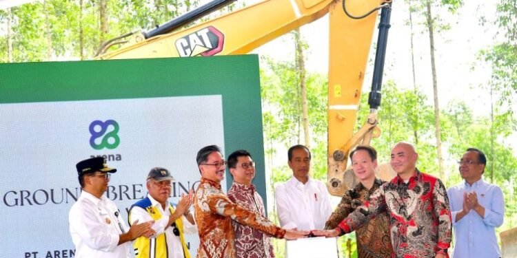 Presiden RI Joko Widodo pada peletakan baru pertama Pembangunan PT Arena Graha Andalan di IKN.(Setkab RI)