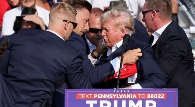 Donald Trump sesaat setelah penembakkan di Butler Farm Show, Pennsylvania, AS, Sabtu (13/7/2024) waktu setempat.(Antara)